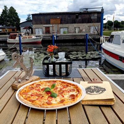 Frische Pizza Mit Hafenblick Geniessen