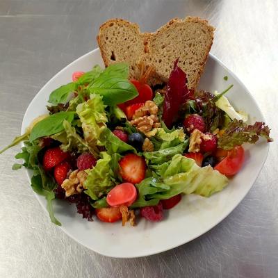 Salat Mit Walnuessen Erdbeeren